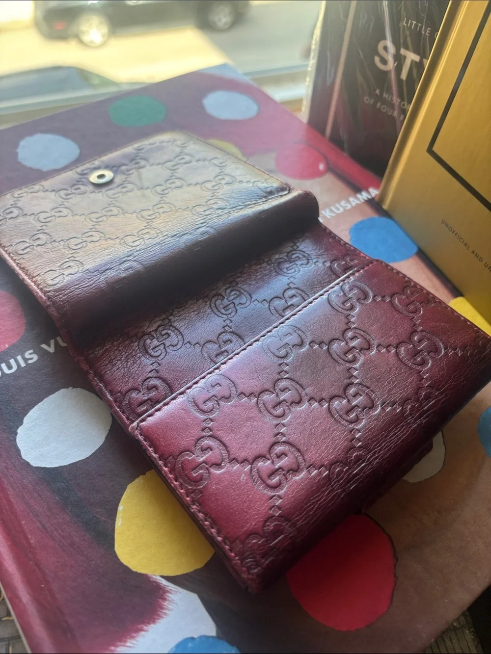 Pre loved Gucci Compact embossed wallet - Picture 2 of 8